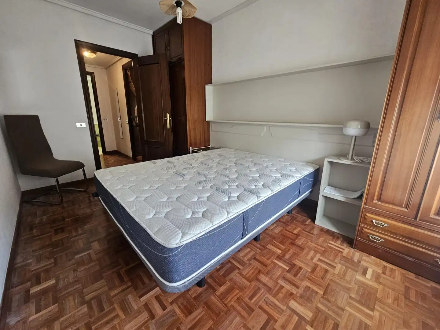 Dormitori de Apartament de lloguer en Salamanca amb Calefacció, Parquet i Moblat