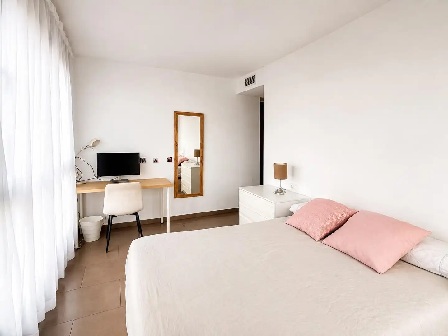Schlafzimmer von Wohnung zur Miete in Valencia mit Klimaanlage, Heizung und Balkon