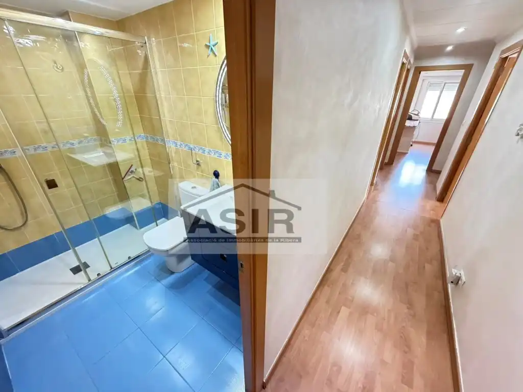 Badezimmer von Dachboden zum Verkauf in Alzira mit Klimaanlage und Balkon