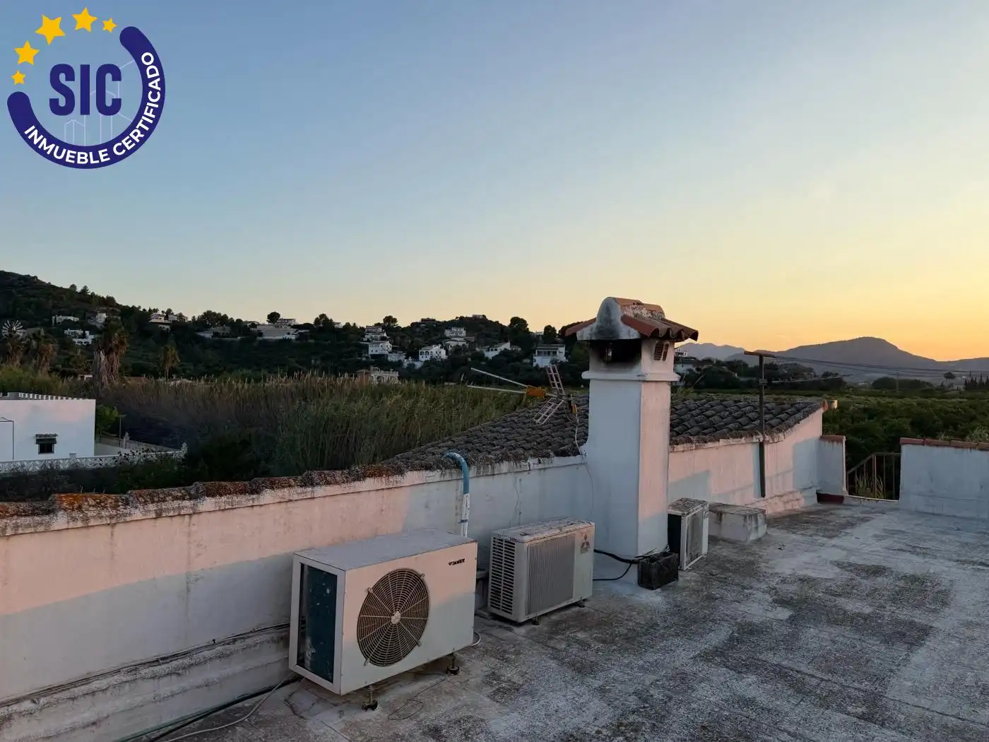 Vista exterior de Casa o xalet en venda en Oliva amb Aire condicionat, Jardí privat i Terrassa