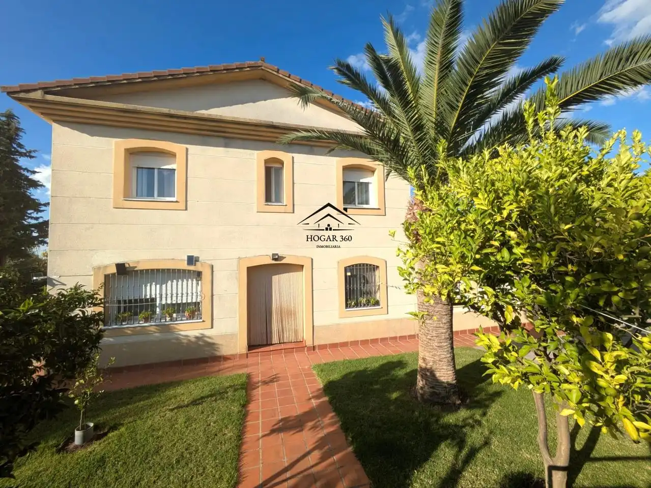 Vista exterior de Casa o xalet en venda en Cáceres amb Aire condicionat, Jardí privat i Piscina