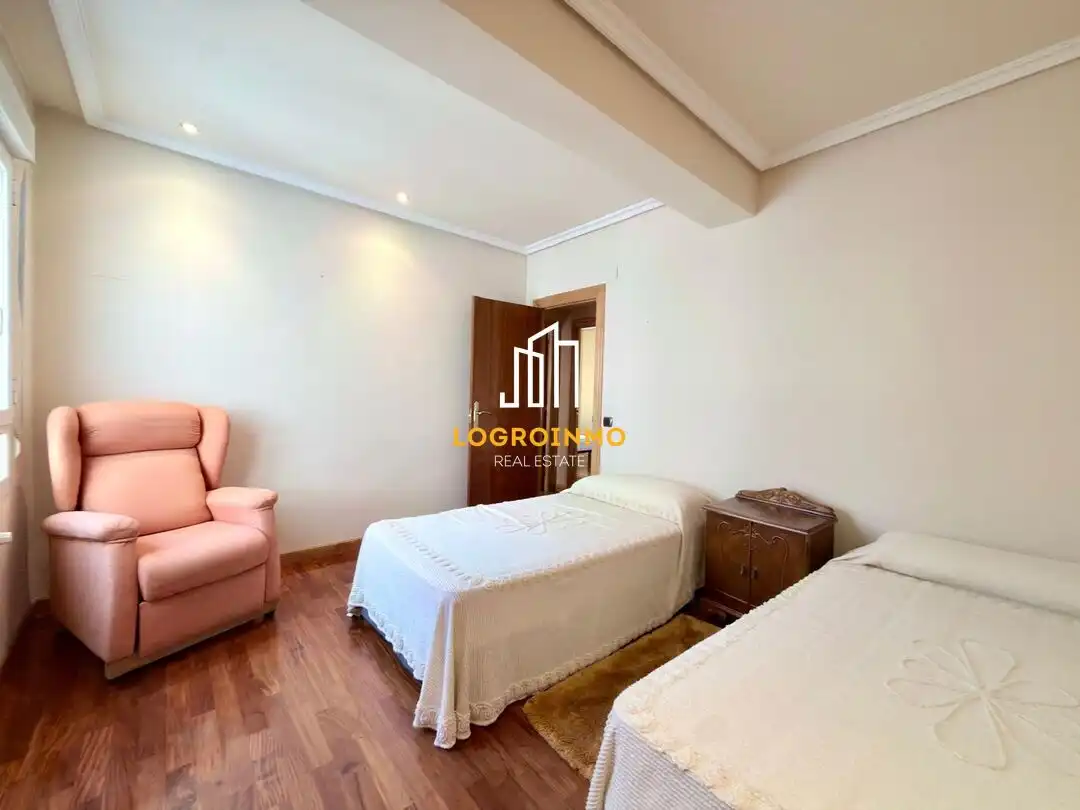 Bedroom of Flat for rent in  Logroño  with Air Conditioner, Heating and Terrace