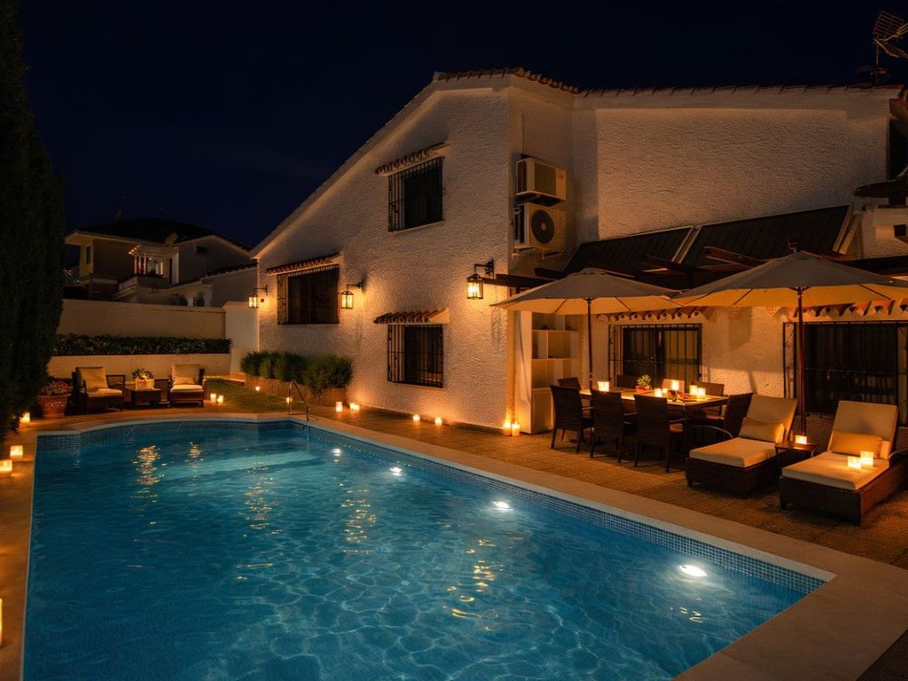 Piscina de Casa o xalet en venda en Fuengirola amb Aire condicionat, Moblat i Forn