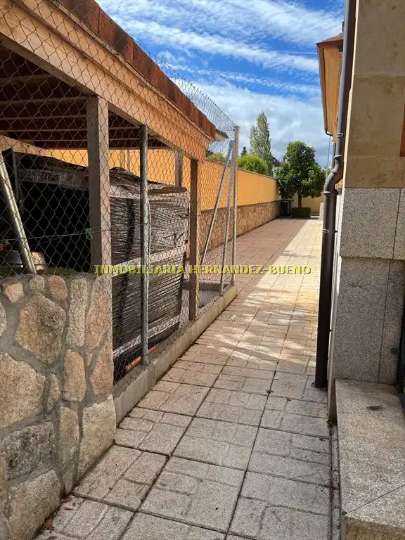 Vista exterior de Casa o chalet en venta en Carbajosa de la Sagrada con Aire acondicionado, Calefacción y Jardín privado