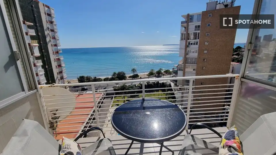Vista exterior de Apartament per a compartir en Alicante / Alacant amb Aire condicionat, Terrassa i Moblat