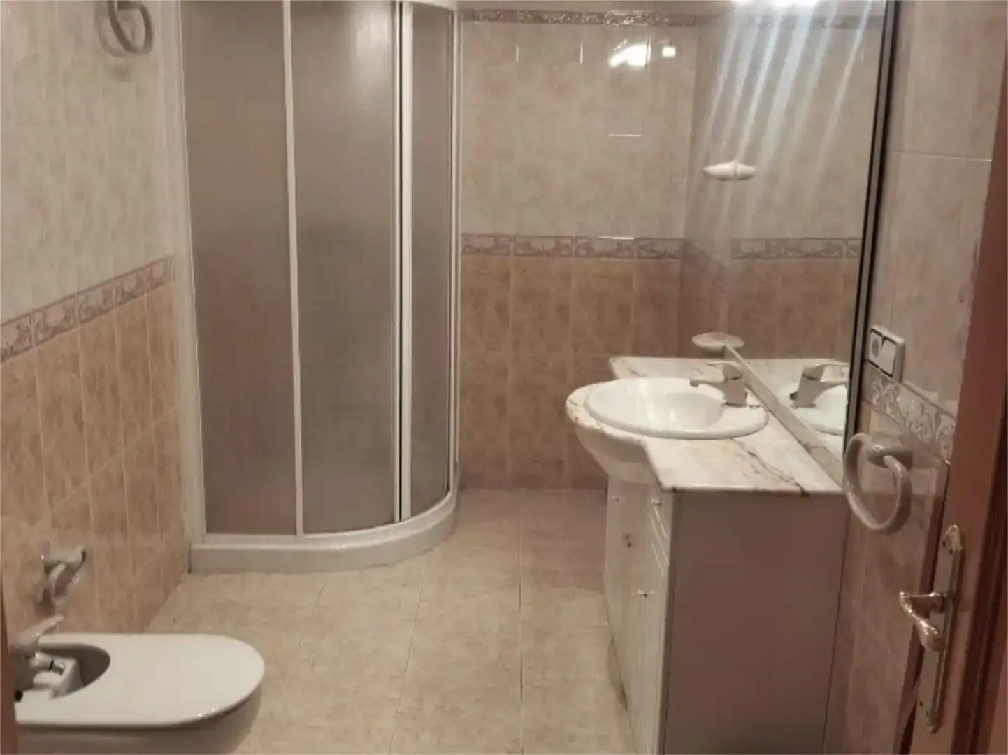 Bathroom of Flat for sale in Otos  with Air Conditioner, Private garden and Storage room