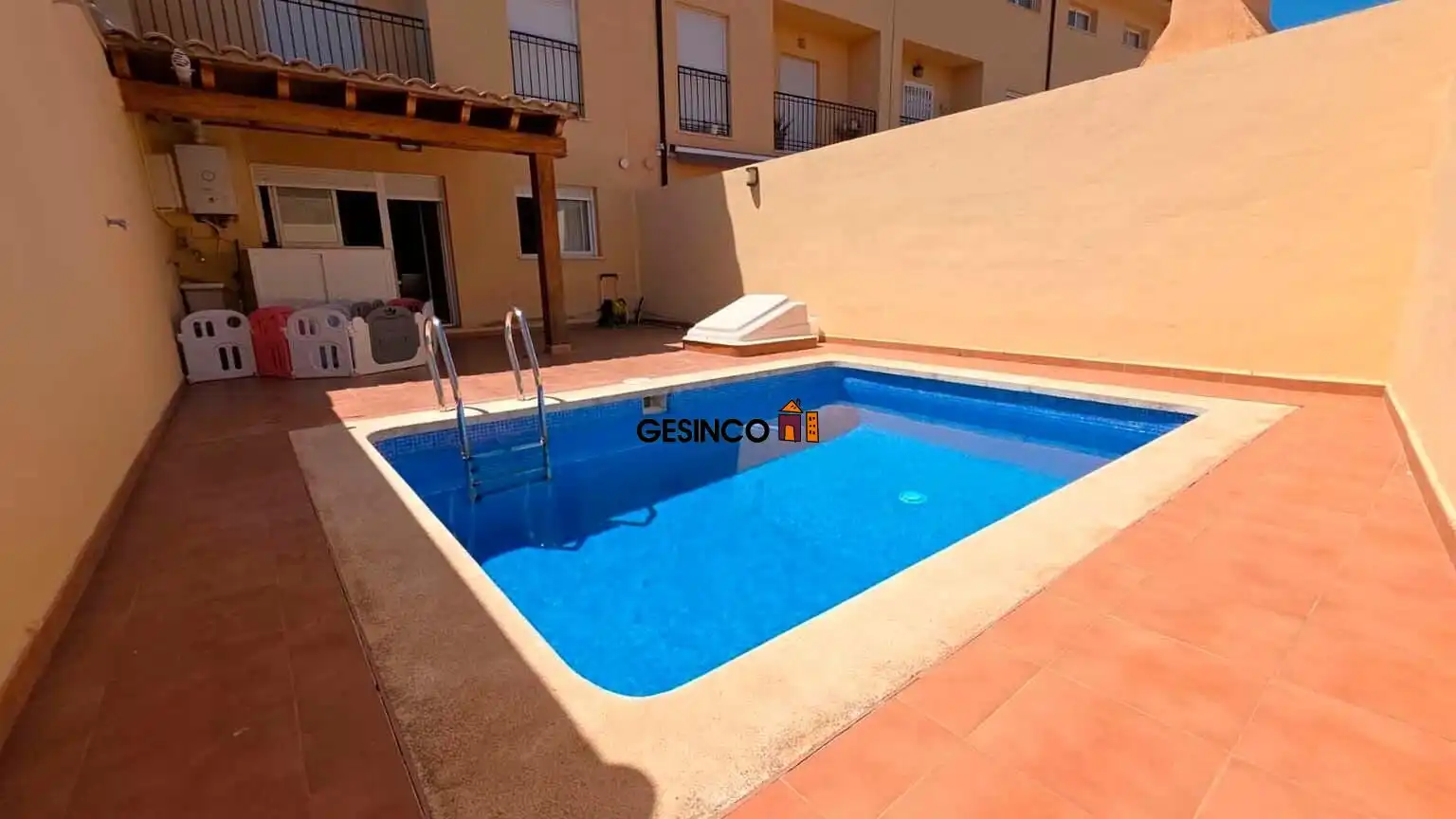 Piscina de Casa adosada de lloguer en Xàtiva amb Aire condicionat, Terrassa i Moblat