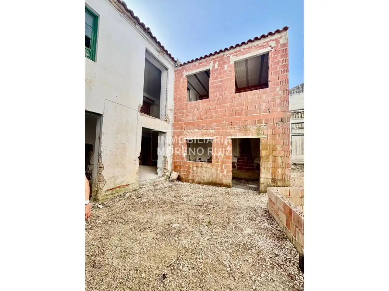 CASA CON GRAN POTENCIAL, AMPLIOS ESPACIOS Y PISCINA., image 2