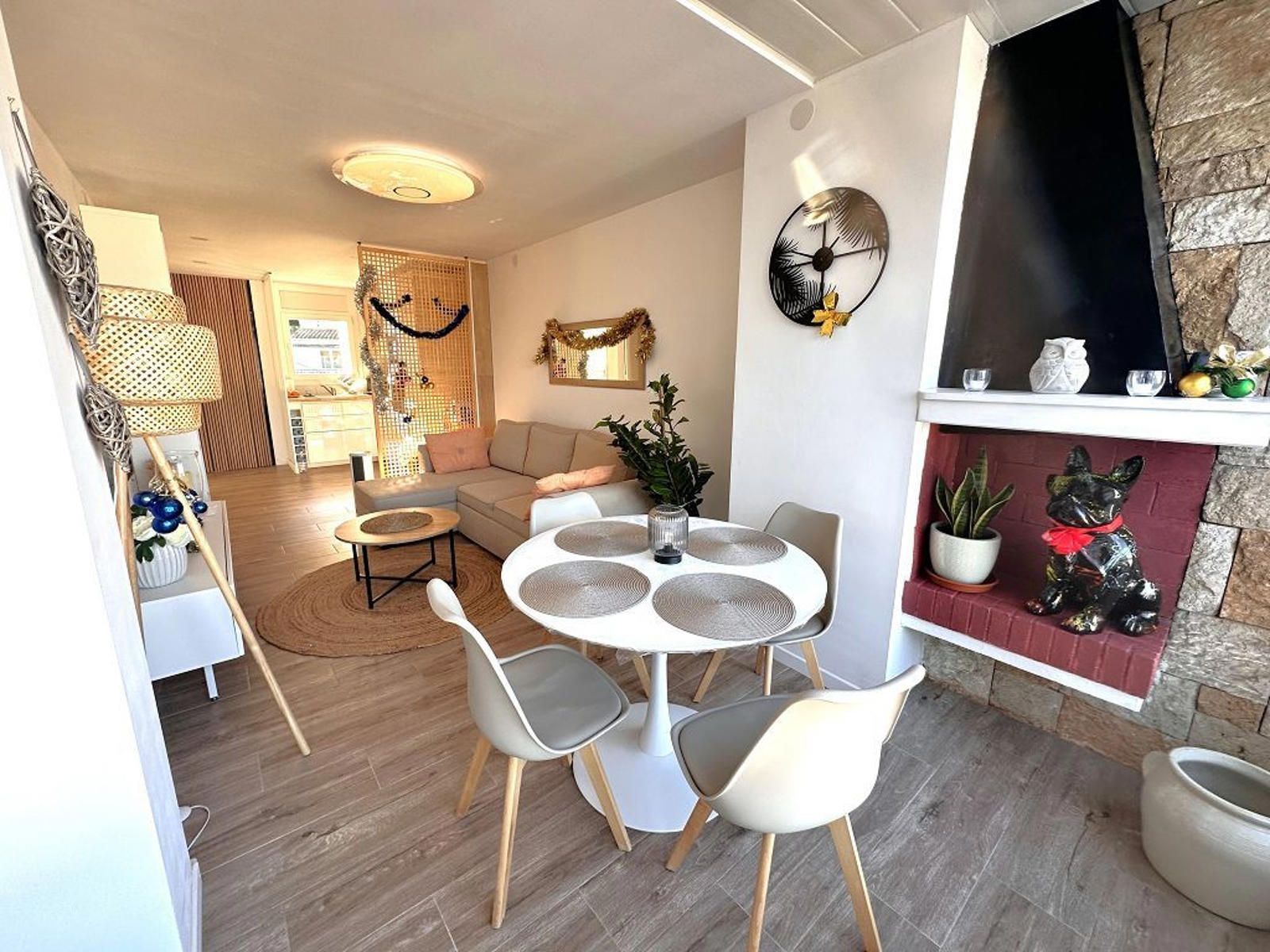 Sala d'estar de Apartament en venda en Roses amb Piscina i Piscina comunitària