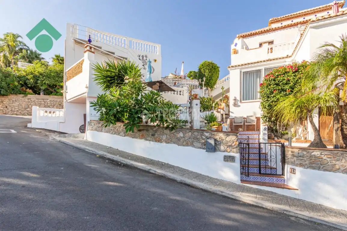 Vista exterior de Casa o xalet en venda en Almuñécar amb Terrassa, Piscina i Balcó