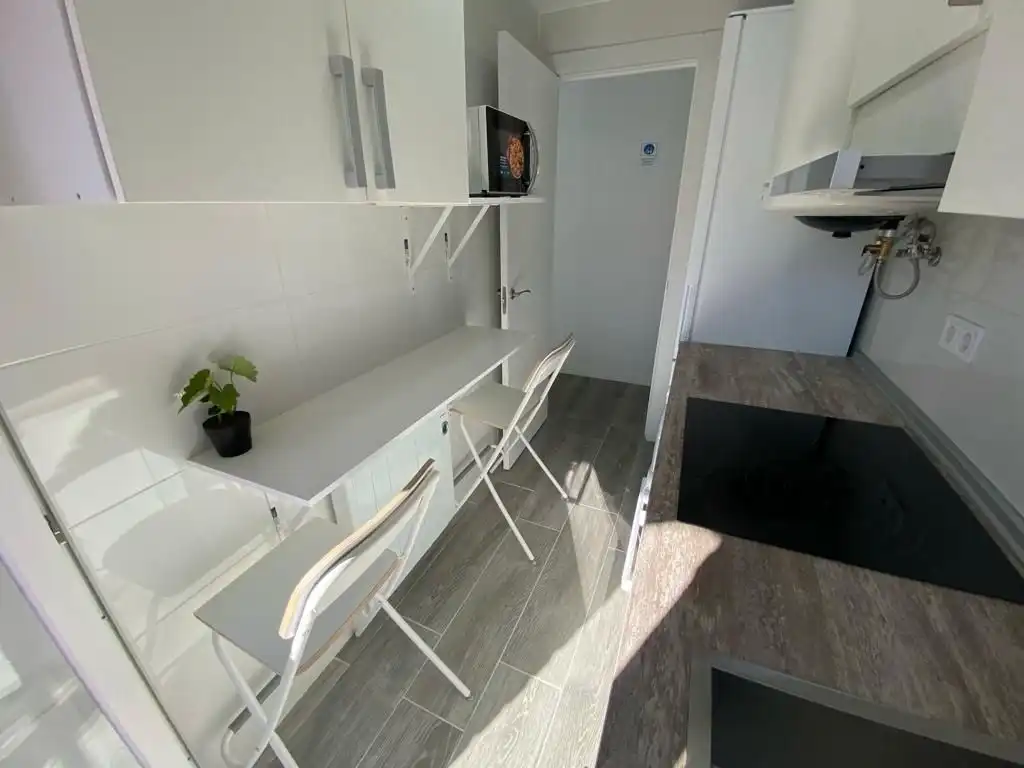 Room in Calle Encarnación Oviol, 43, Los Rosales