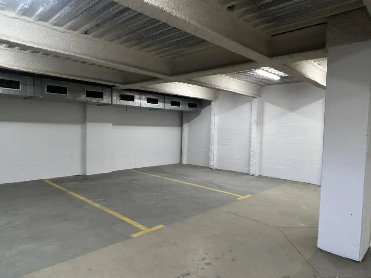 Parkplatz von Fabrikhallen zur Miete in Badalona mit Alarm