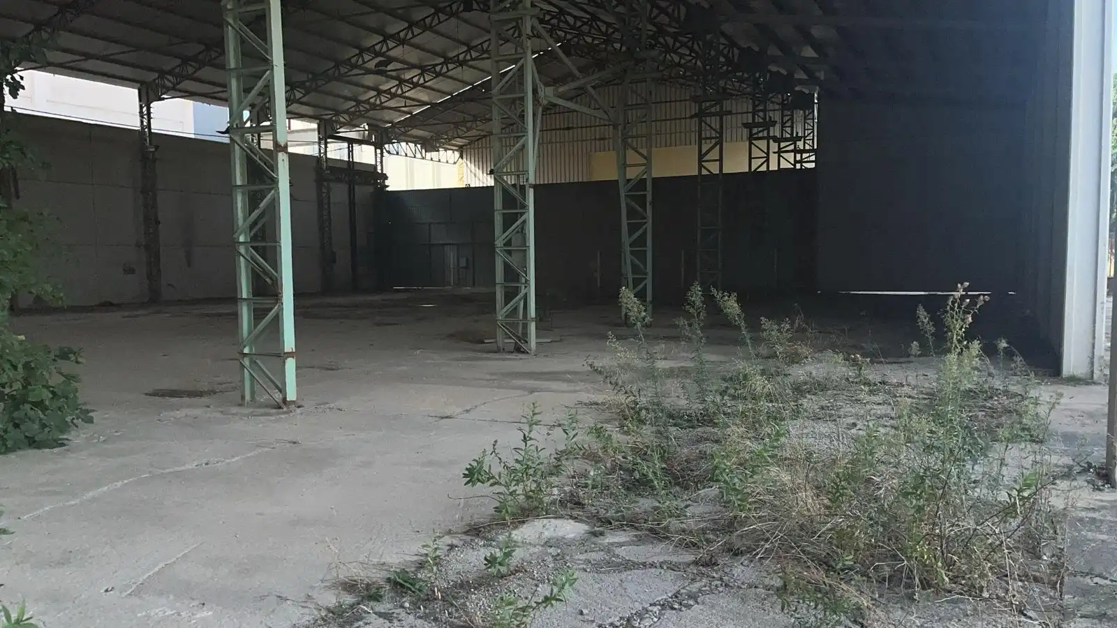 Außenansicht von Fabrikhallen zum Verkauf in Alcañiz