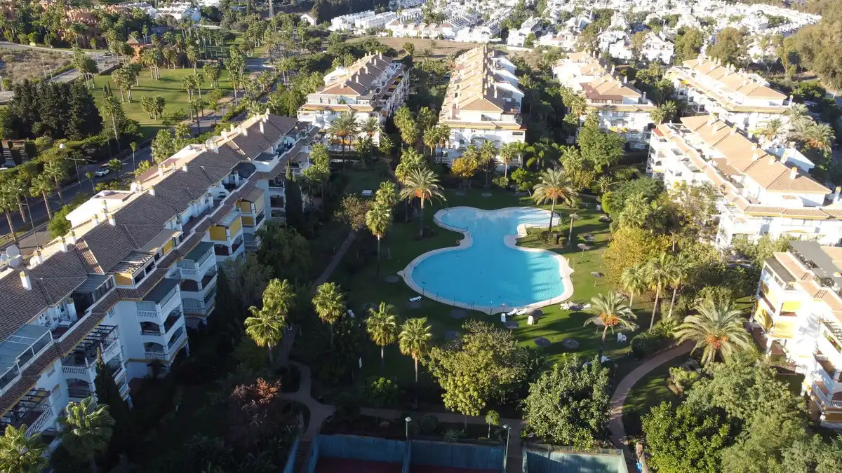 Piso con ascensor en venta en Nueva Andalucía, imagen 2