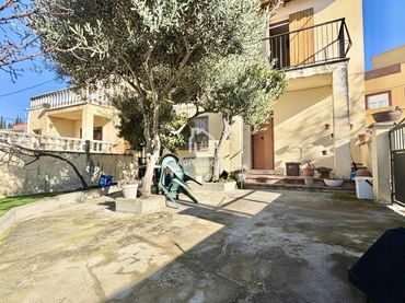 Terraced house with garden for sale in Taialà - Germans Sabat