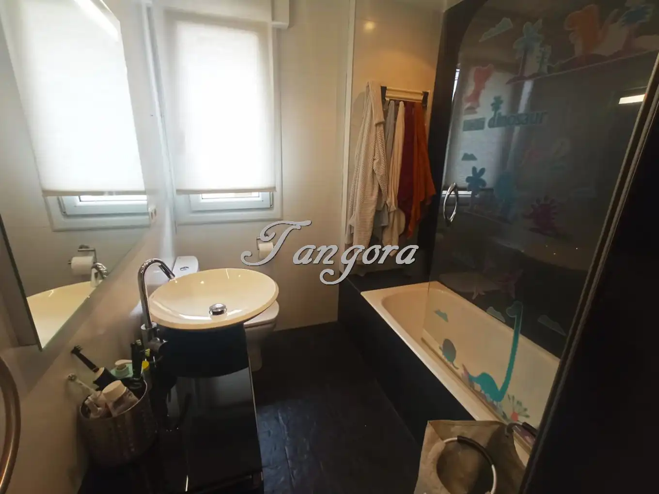 Badezimmer von Einfamilien-Reihenhaus zum Verkauf in Abanto y Ciérvana-Abanto Zierbena mit Heizung, Privatgarten und Parkett