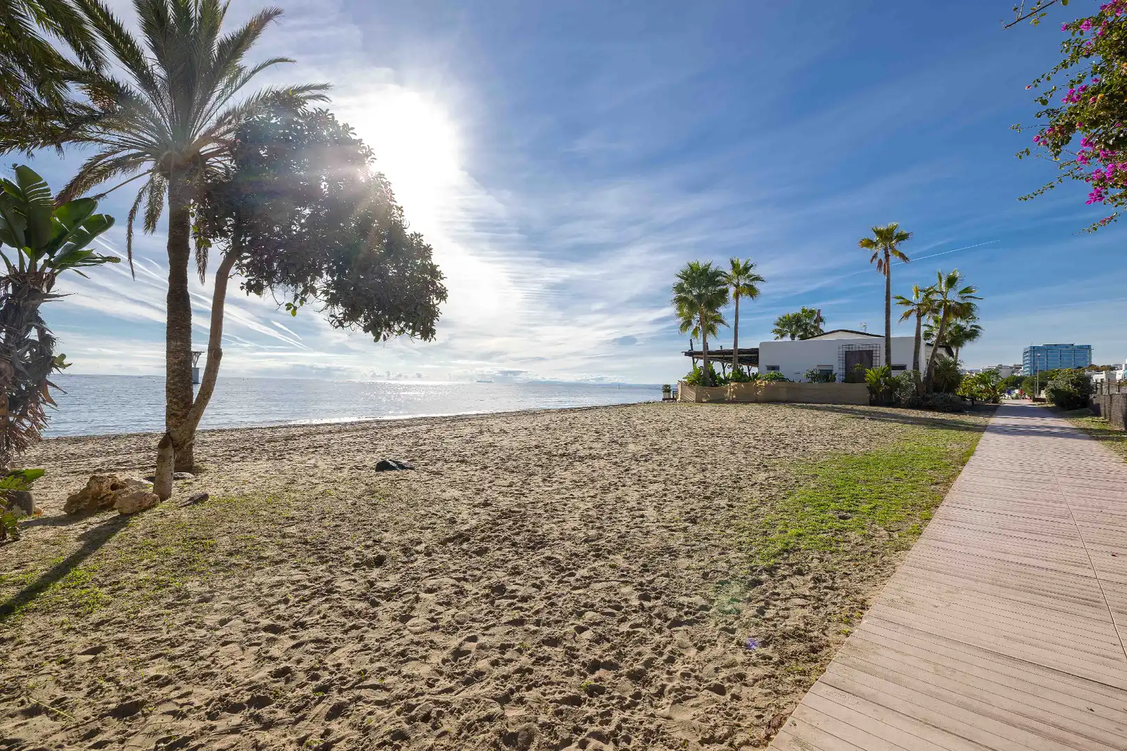 Vista exterior de Pis en venda en Marbella amb Aire condicionat, Terrassa i Piscina comunitària