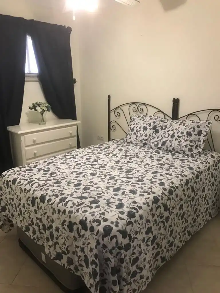Dormitori de Apartament de lloguer en Benalmádena amb Aire condicionat i Moblat