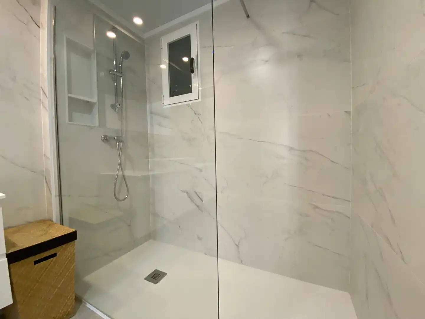 Bathroom of Flat for rent in Albacete  with Air Conditioner, Heating and Parquet flooring