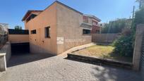 Vista exterior de Casa o xalet en venda en Rubí amb Aire condicionat, Calefacció i Jardí privat