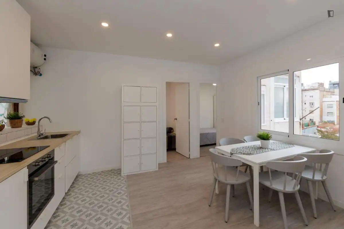 Comedor de Apartamento para compartir en L'Hospitalet de Llobregat con Amueblado, Horno y Lavadora