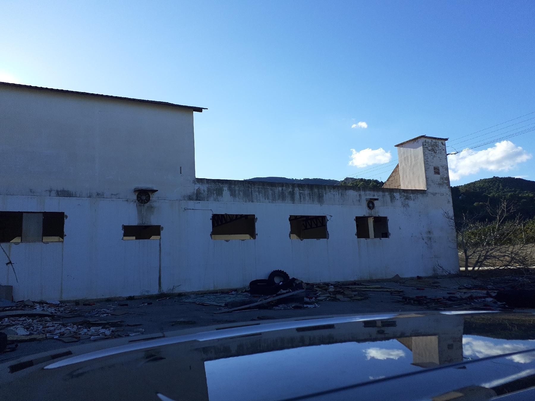 Vista exterior de Nave industrial en venta en Tavernes de la Valldigna