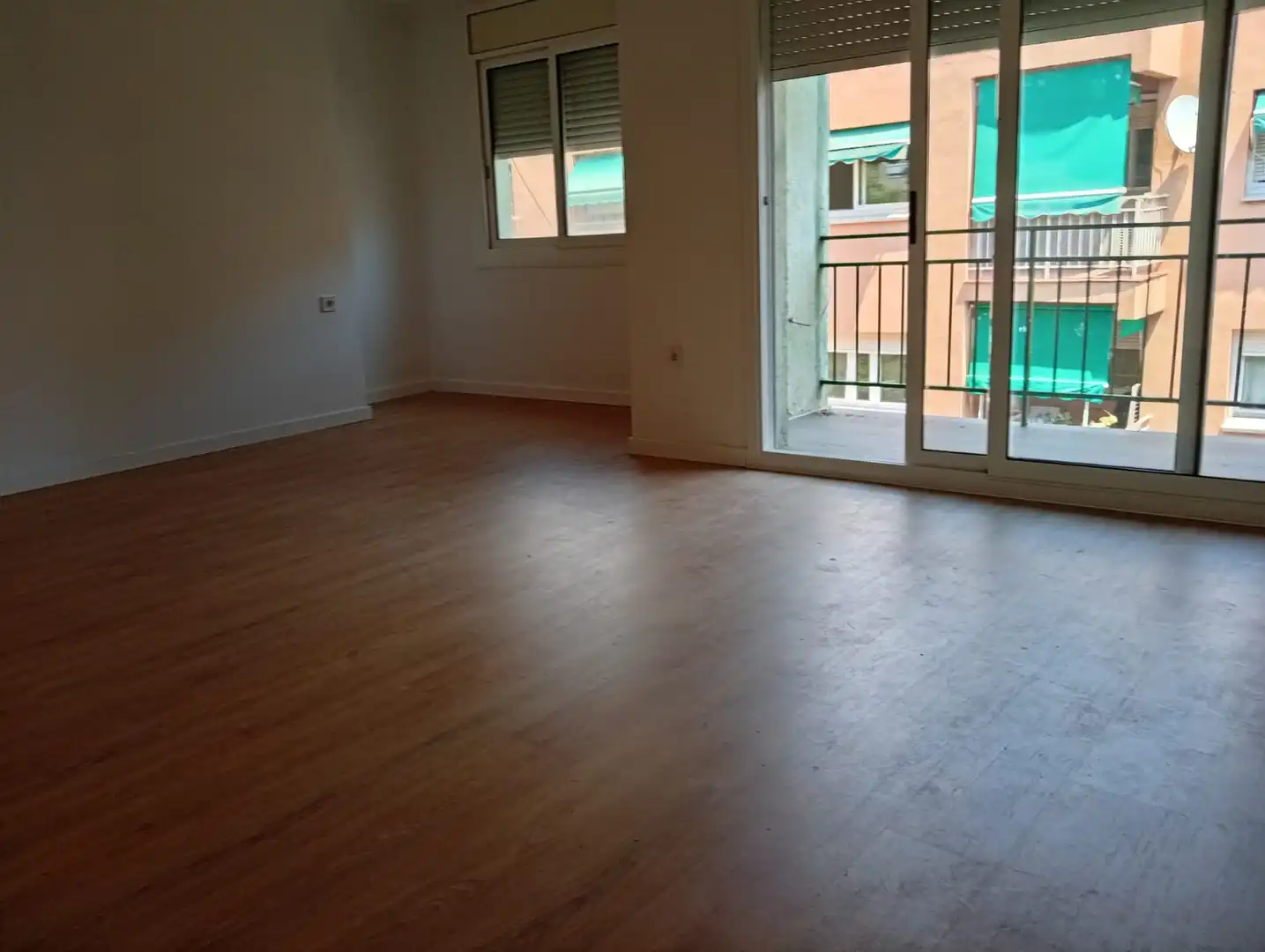 Sala d'estar de Pis en venda en Cerdanyola del Vallès amb Parquet, Forn i Rentadora