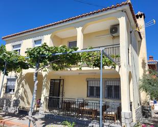 Vista exterior de Casa o xalet en venda en Viver amb Aire condicionat, Jardí privat i Terrassa