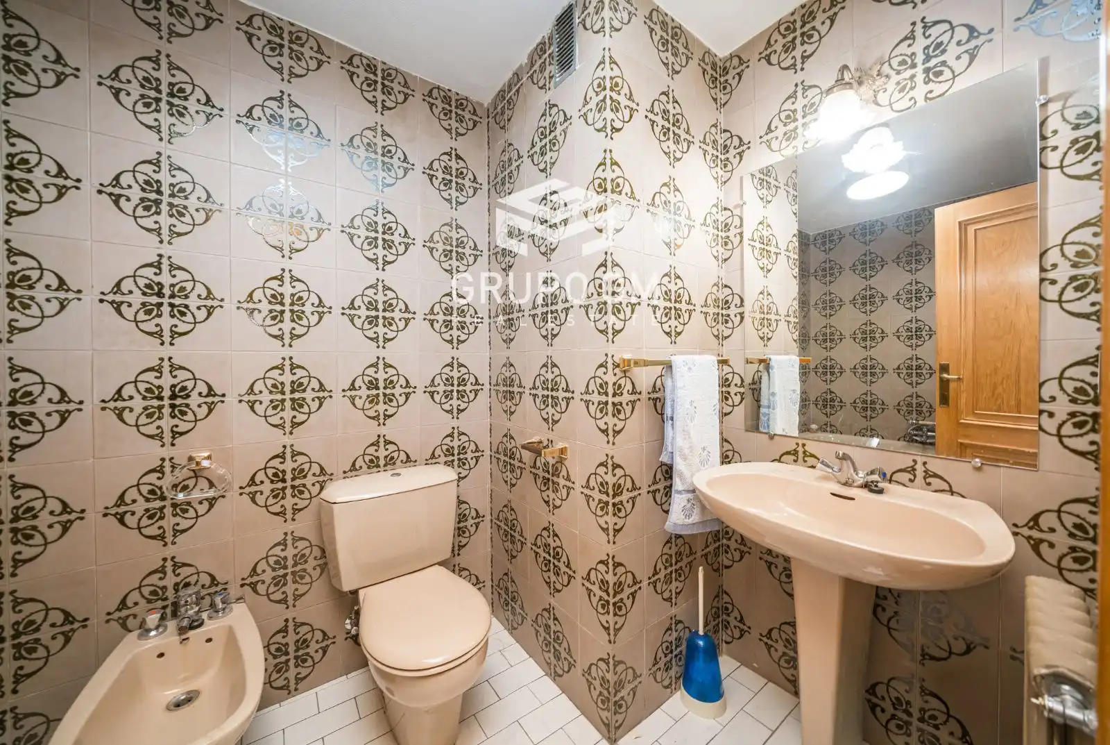 Bathroom of Flat for sale in Madrid  with Air Conditioner and Heating