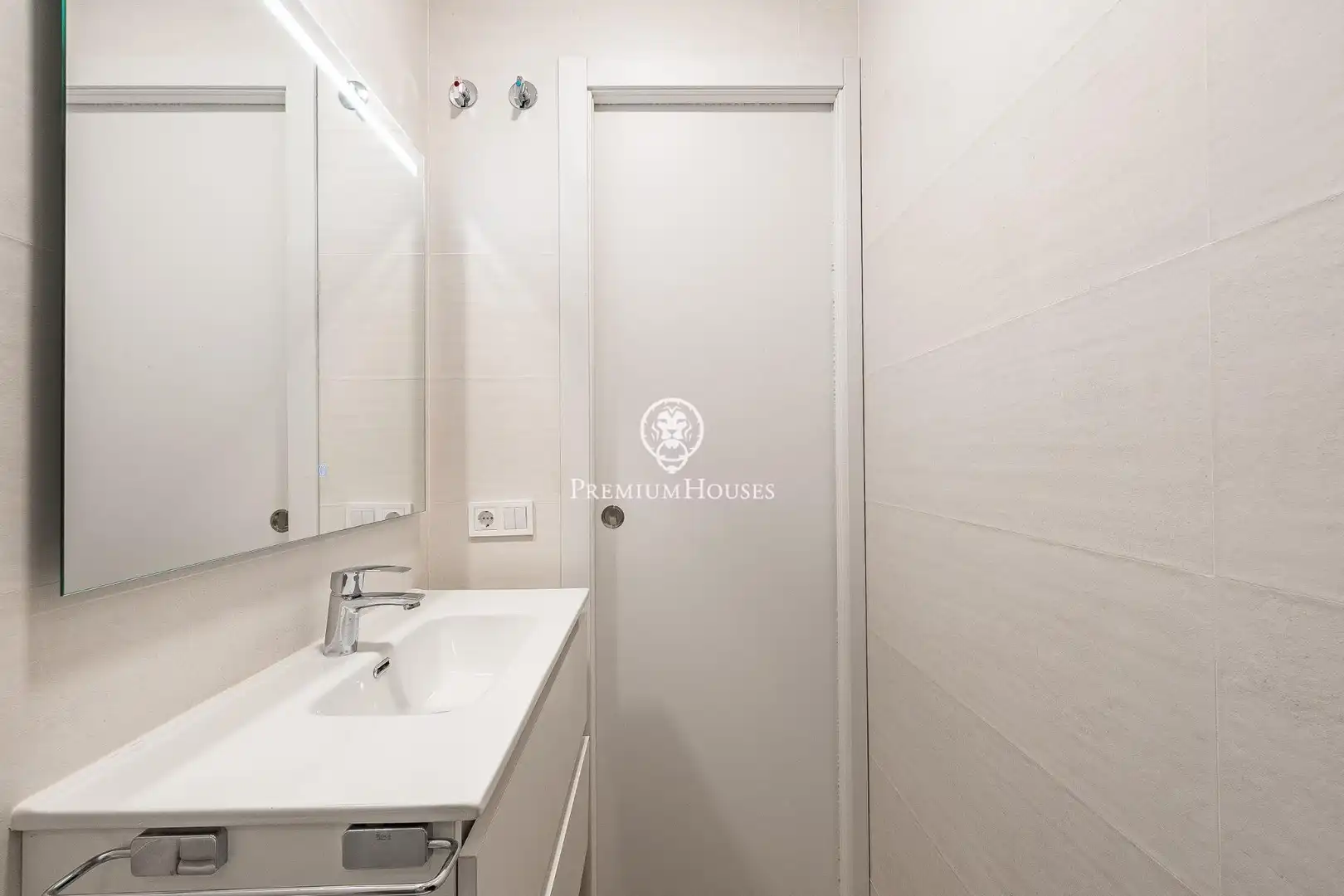 Badezimmer von Wohnungen zum Verkauf in Barcelona mit Klimaanlage, Heizung und Parkett