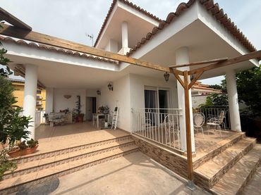 Detached house with balcony for sale in Carrer de les Penyes