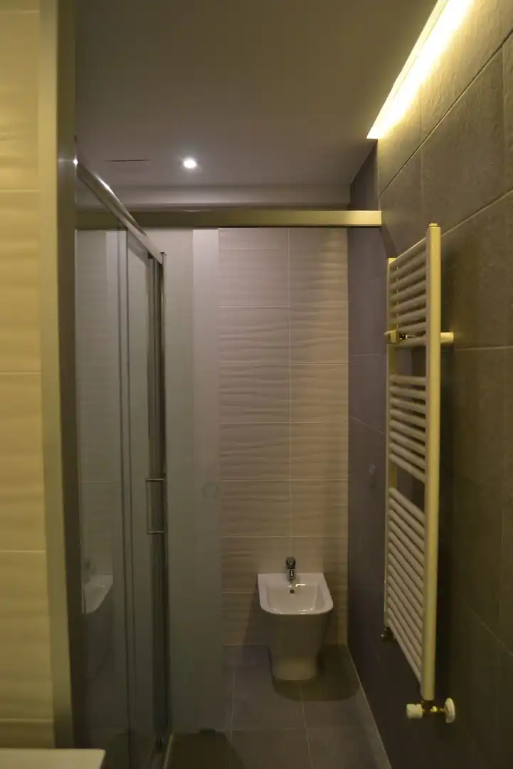 Bathroom of Flat for rent in Madrid  with Air Conditioner, Heating and Parquet flooring