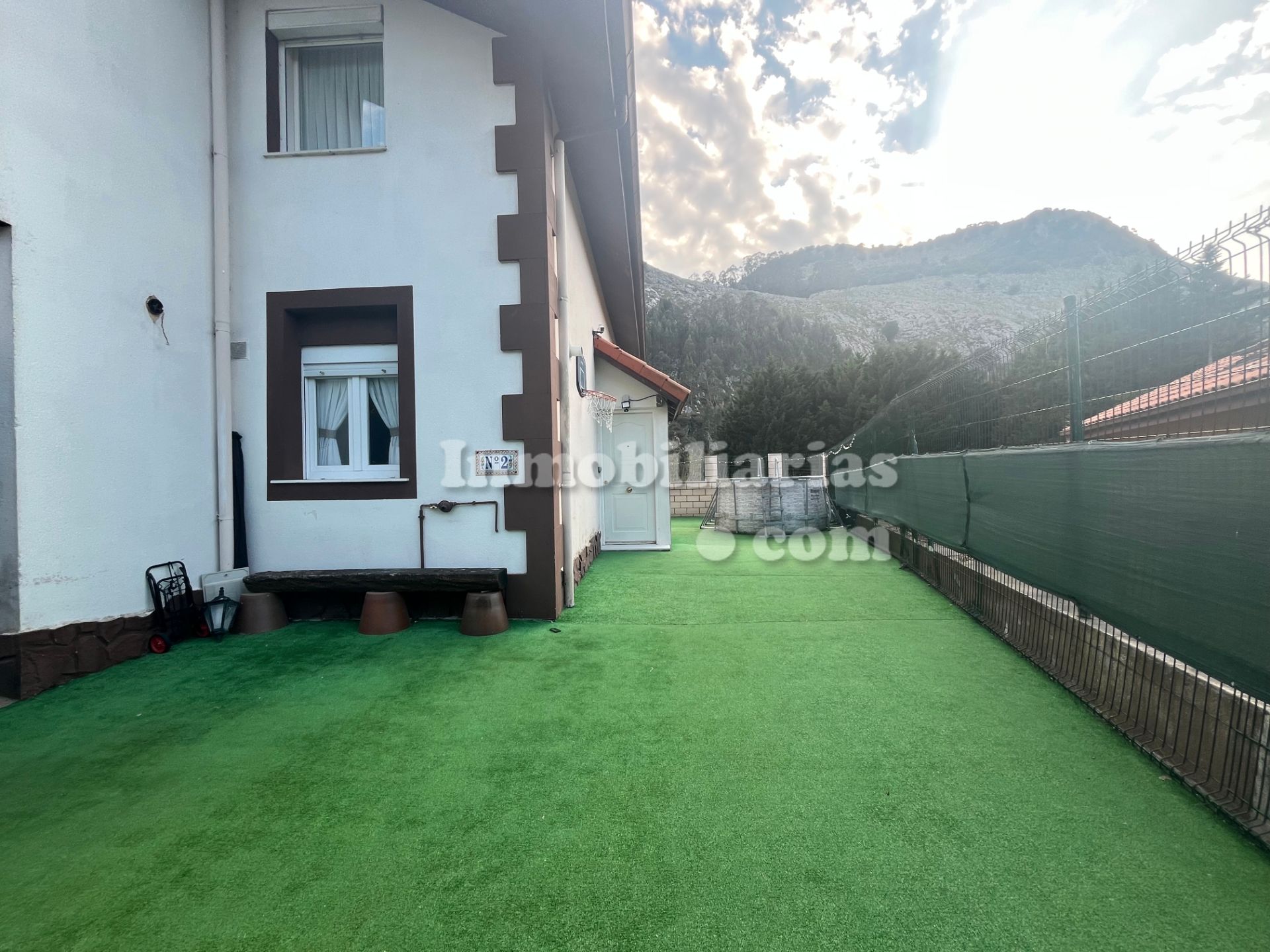 Vista exterior de Casa adosada en venda en Castro-Urdiales amb Calefacció, Jardí privat i Parquet