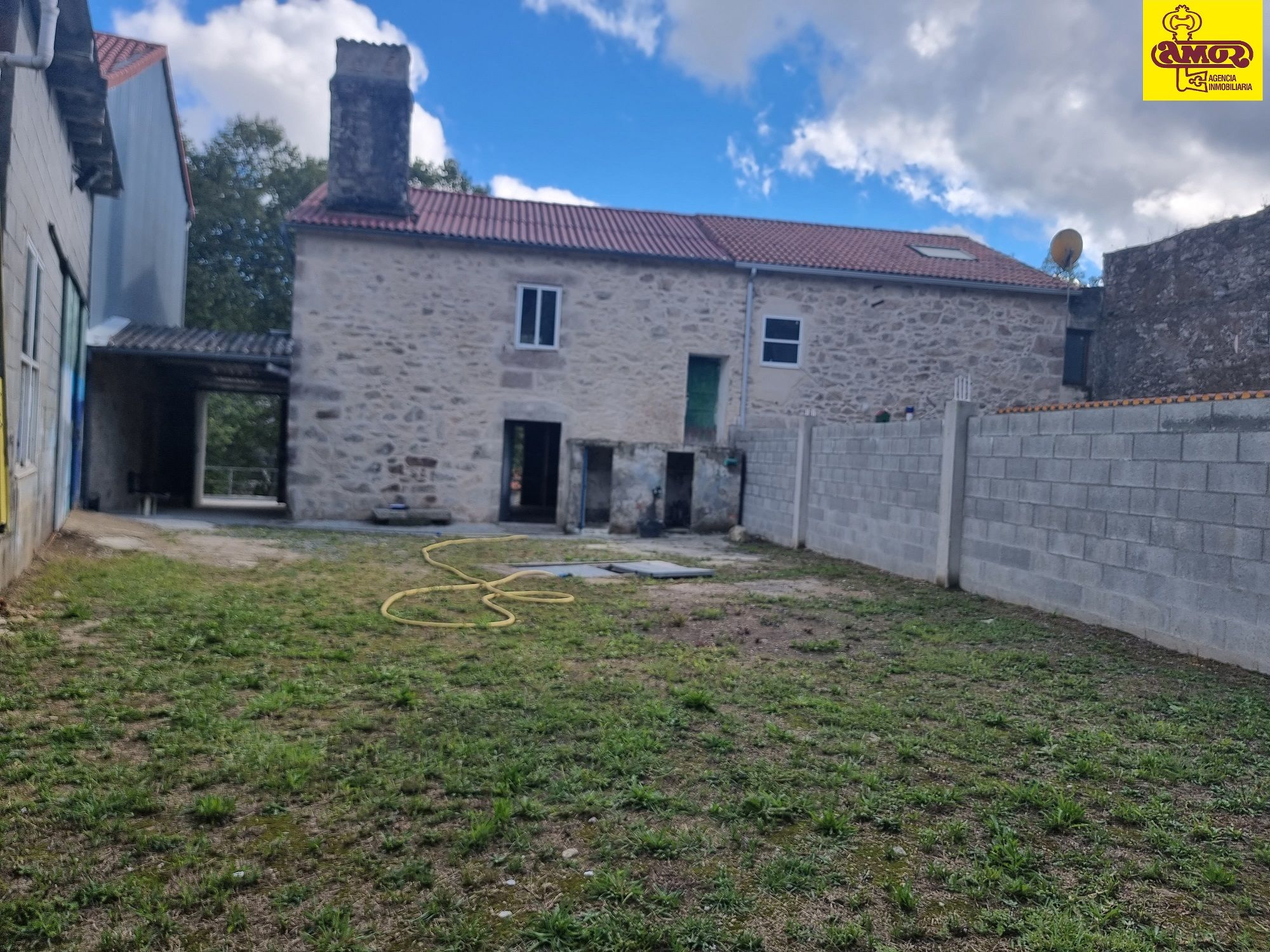 Vista exterior de Casa o xalet en venda en Santiago de Compostela  amb Jardí privat i Terrassa