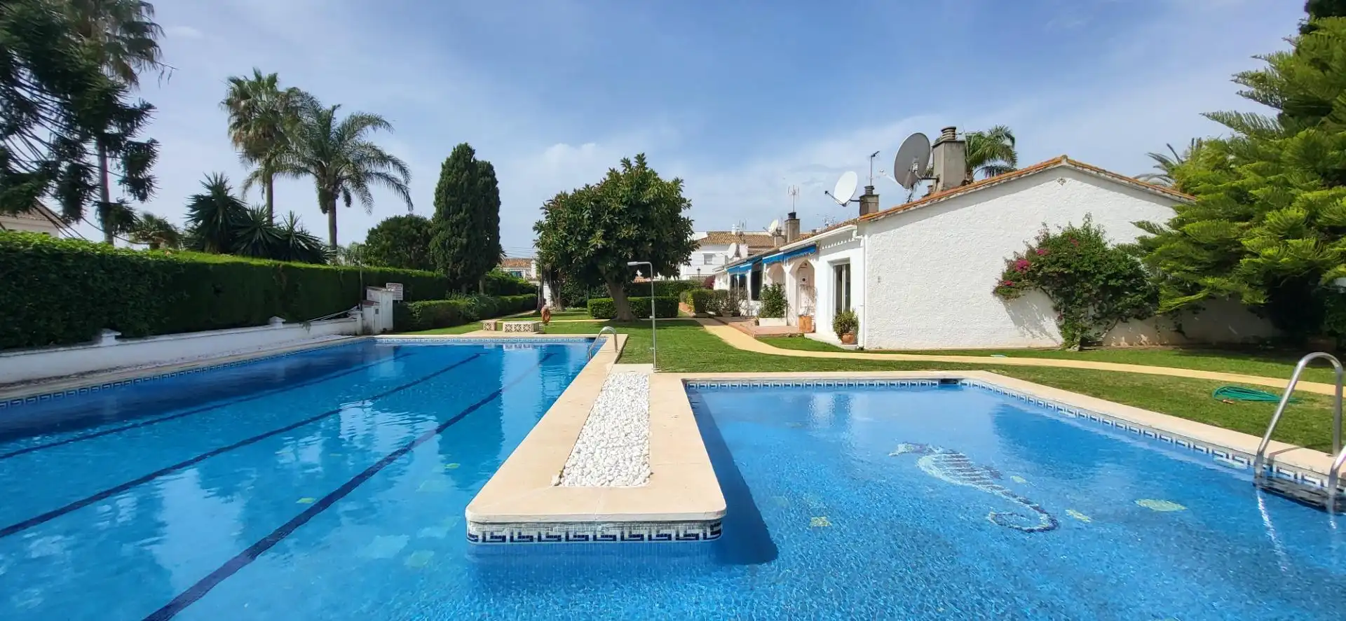 Piscina de Casa adosada en venta en Marbella con Piscina comunitaria