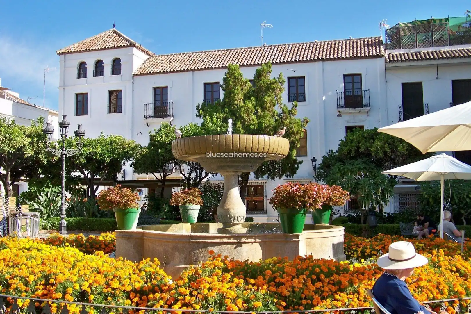 Außenansicht von Wohnung zum Verkauf in Estepona mit Klimaanlage, Privatgarten und Terrasse