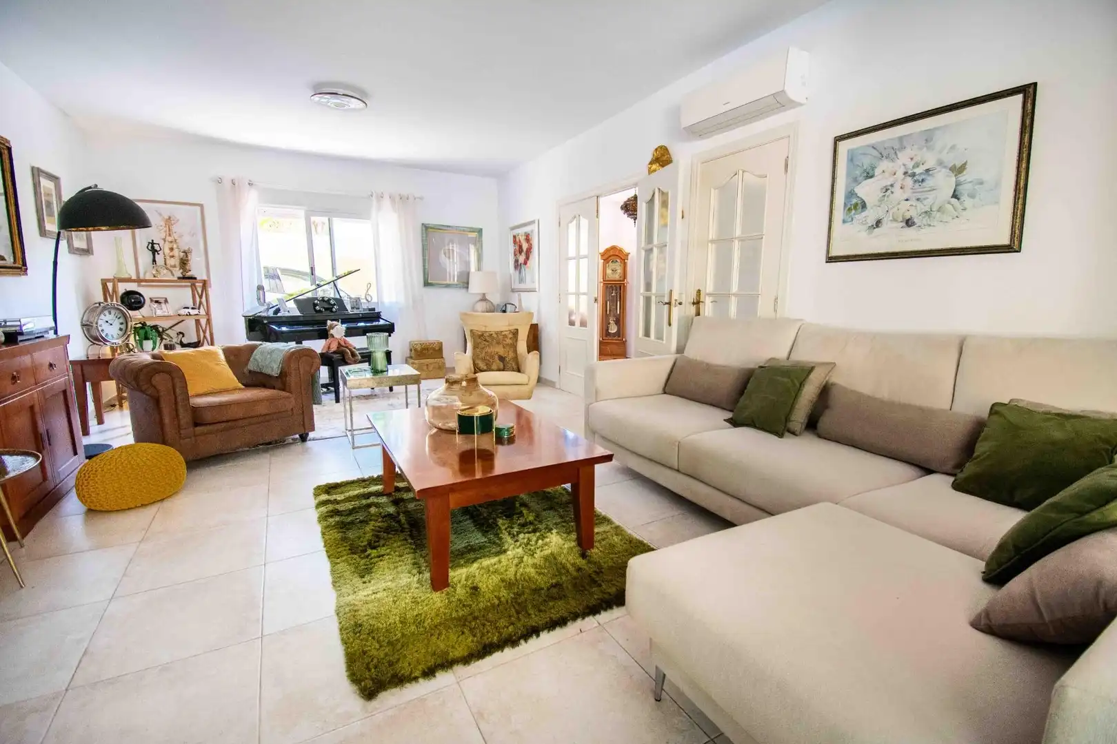Sala de estar de Casa adosada en venta en L'Alfàs del Pi con Aire acondicionado, Calefacción y Jardín privado