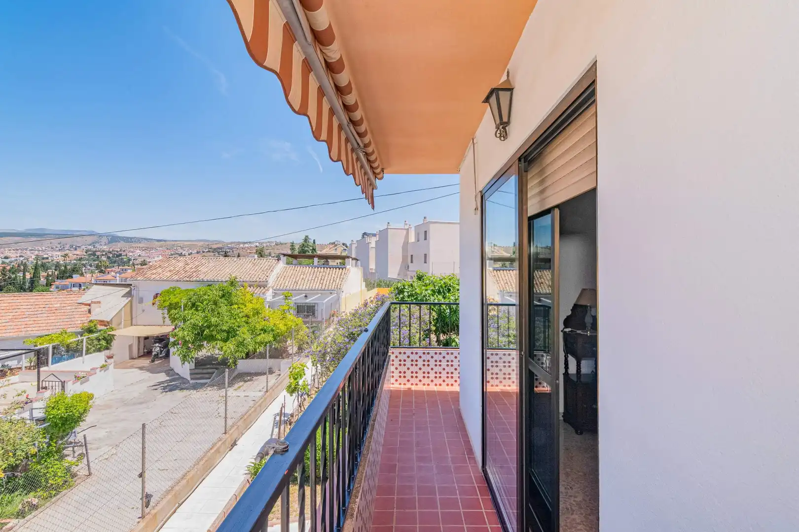 Vista exterior de Casa o xalet en venda en Cájar amb Calefacció, Jardí privat i Piscina