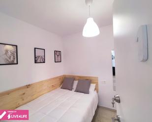 Bedroom of Flat to share in  Granada Capital  with Air Conditioner