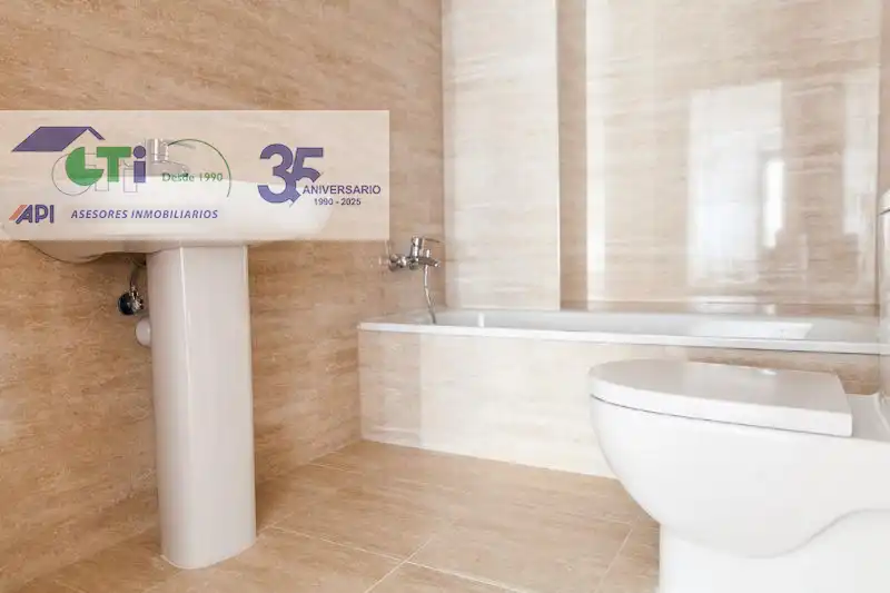 Bathroom of Flat for sale in Zaragoza