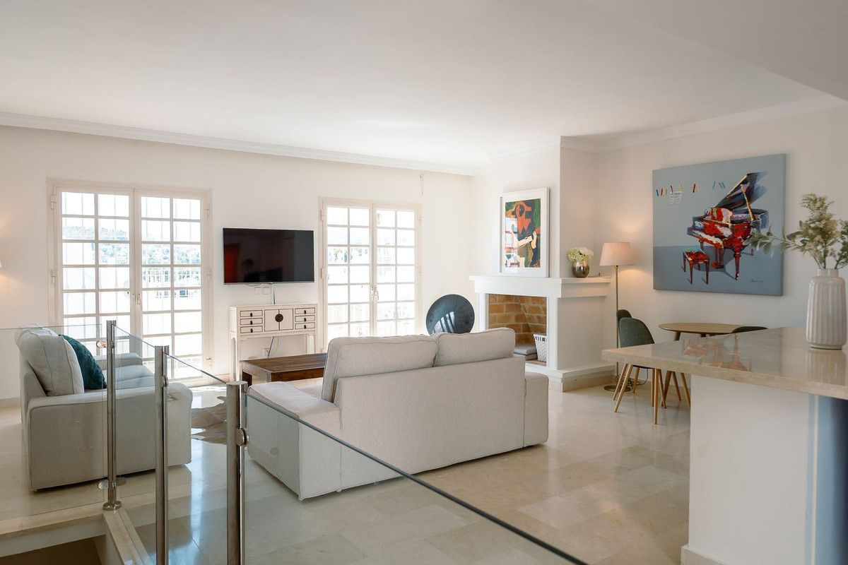 Sala de estar de Dúplex de alquiler en Marbella con Aire acondicionado, Terraza y Piscina comunitaria