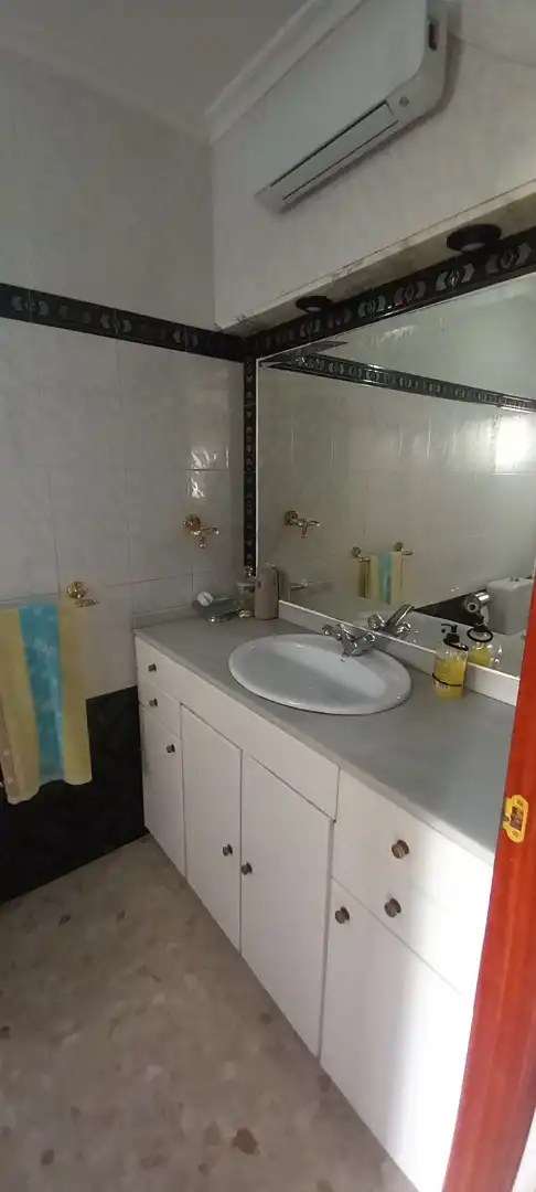 Badezimmer von Haus oder Chalet zum Verkauf in Sevilla mit Klimaanlage, Privatgarten und Terrasse