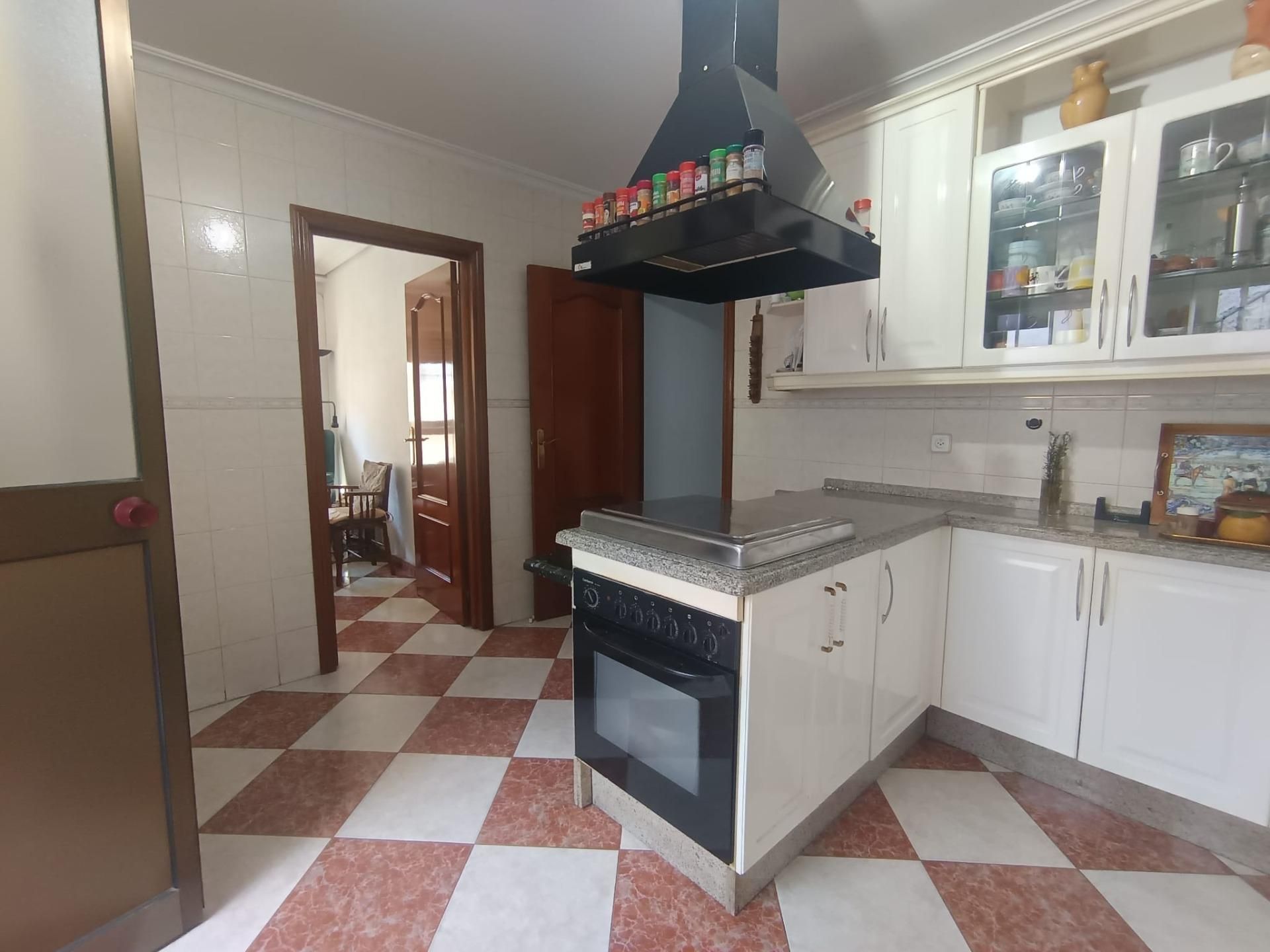 Cuina de Casa adosada en venda en Mairena del Aljarafe amb Jardí privat