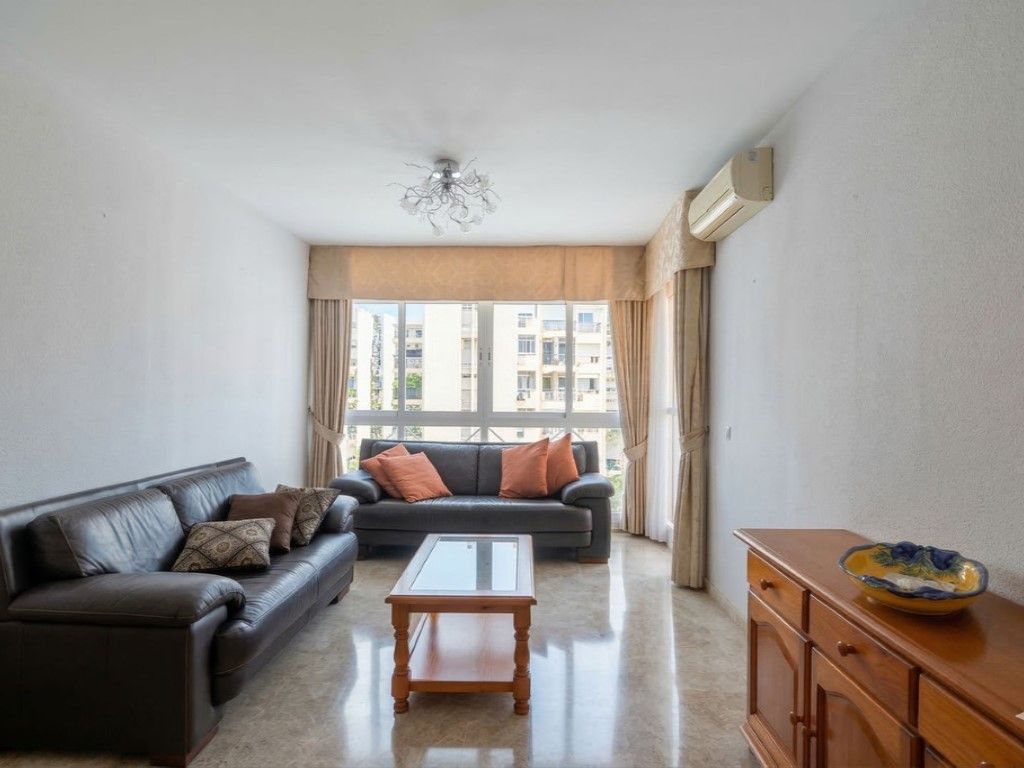 Sala de estar de Piso en venta en Fuengirola con Aire acondicionado, Jardín privado y Terraza