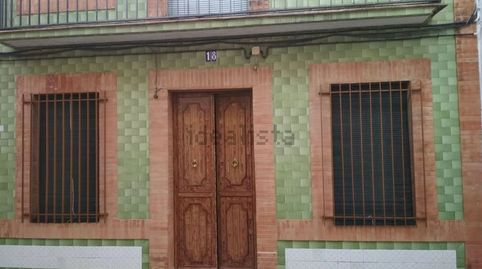 Casa de pueblo con patios y 2 garajes en plena Calle Real de Niebla