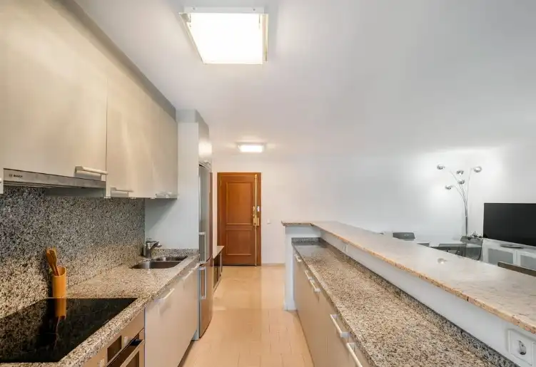 Cuina de Apartament en venda en Marbella amb Aire condicionat, Calefacció i Jardí privat