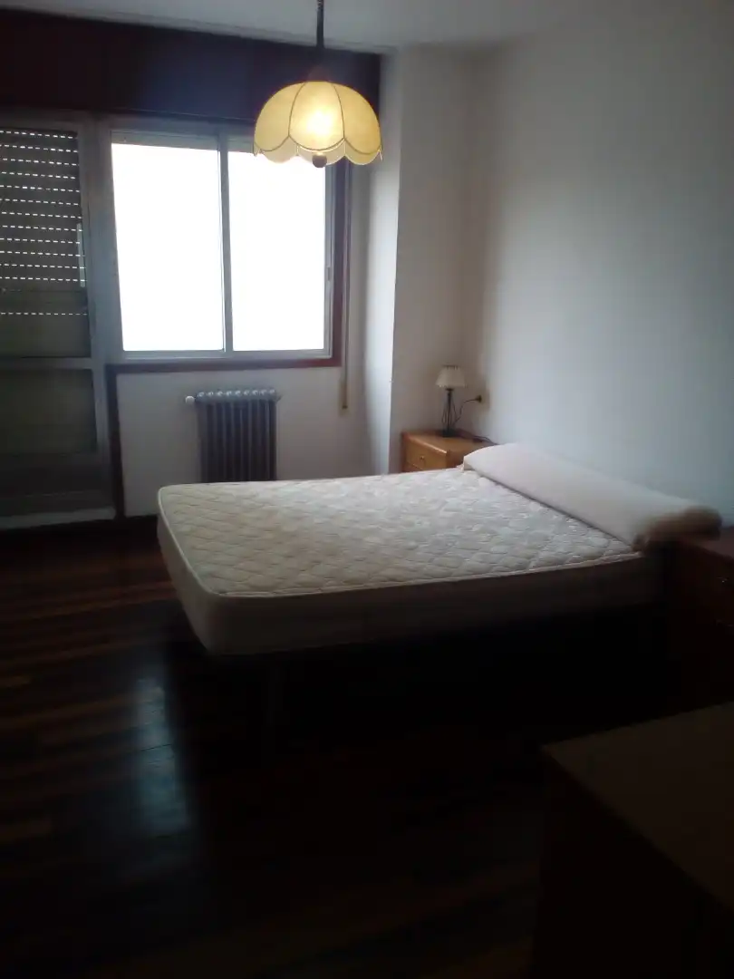 Habitación de Piso de alquiler en Santiago de Compostela  con Calefacción, Parquet y Amueblado