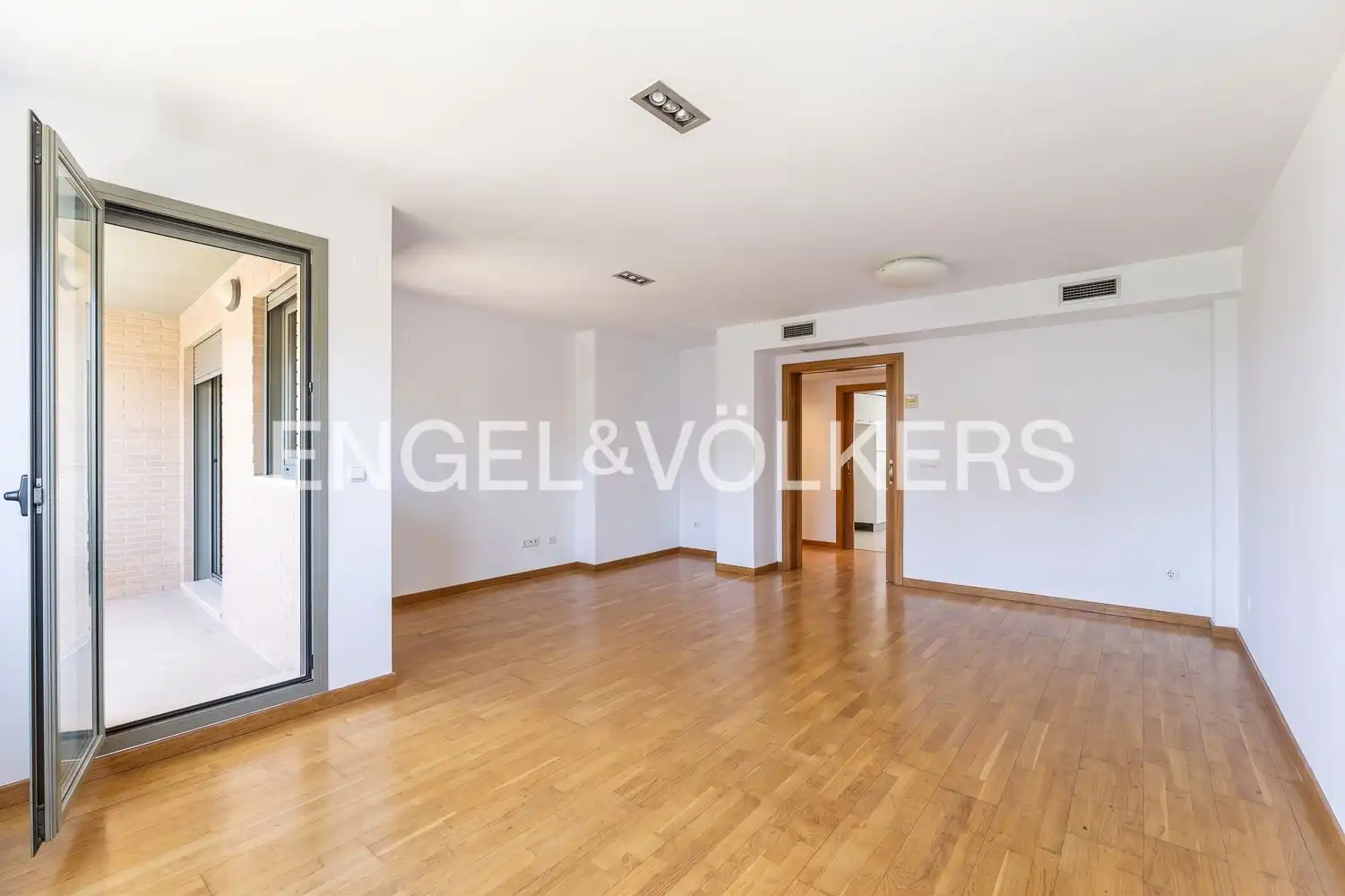 Wohnung zur Miete in Valencia mit Klimaanlage, Heizung und Parkett