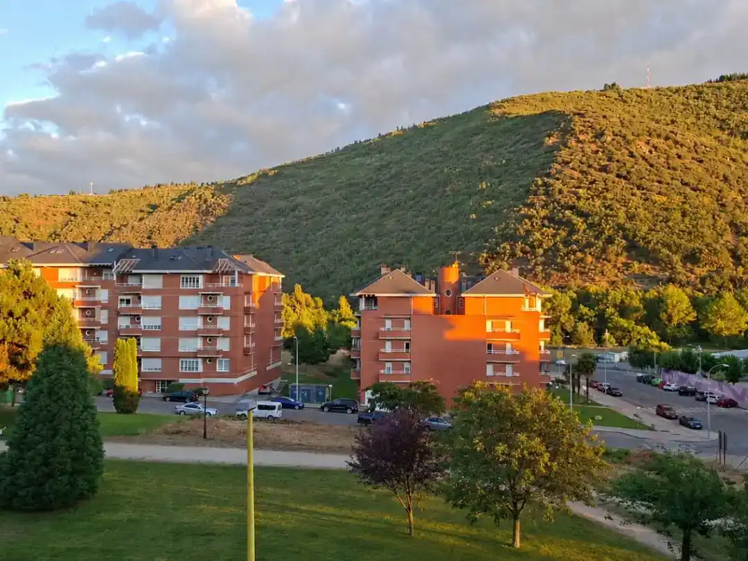 Außenansicht von Wohnung zur Miete in Ponferrada mit Klimaanlage und Möbliert