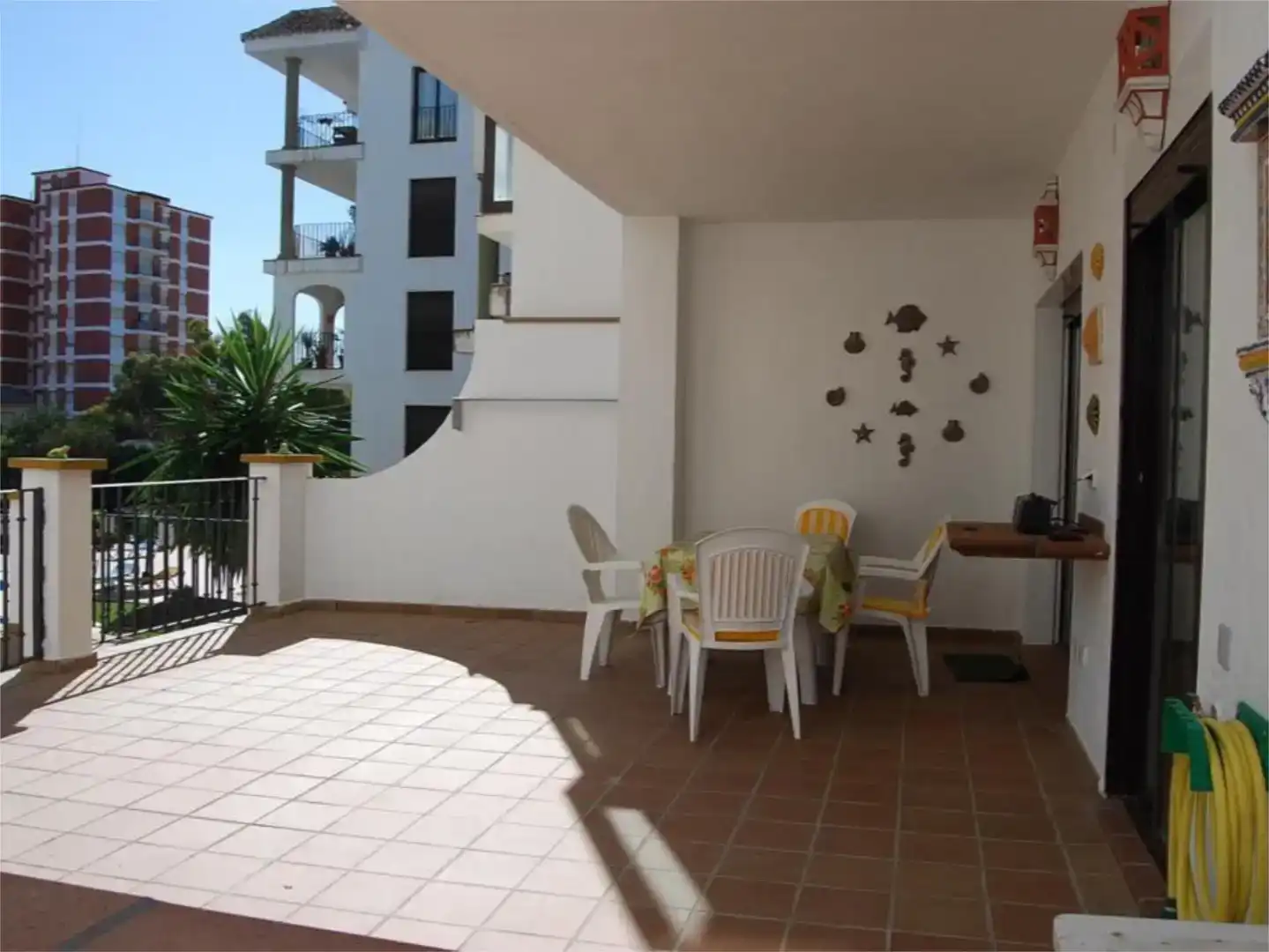 Terrasse von Wohnungen zur Miete in Manilva mit Klimaanlage, Schwimmbad und Möbliert